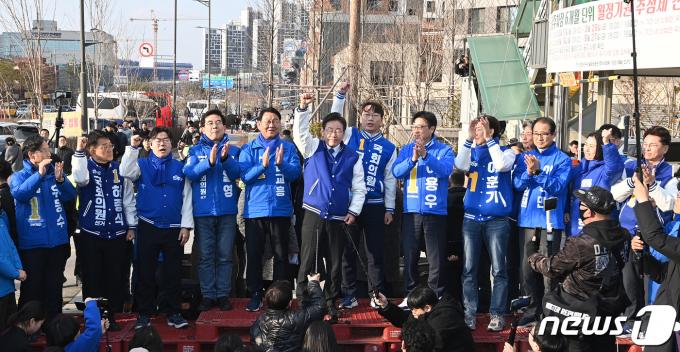 [사진] 인천 시민들 향해 손 흔드는 이재명 대표