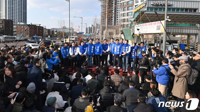 [사진] 인천 현장 기자회견 갖는 이재명 대표