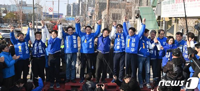 [사진] 손 번쩍 들어올린 이재명 대표와 지역 후보들