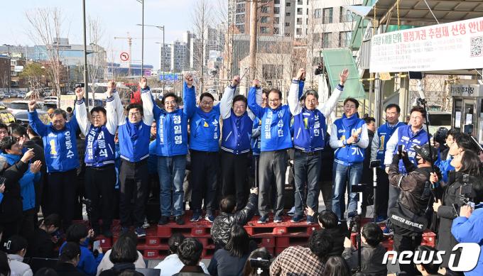 [사진] 인천 시민들 찾은 이재명 대표와 지역 후보들