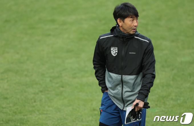 [사진] 훈련 지켜보는 마사타다 이쉬이 태국 축구대표팀 감독