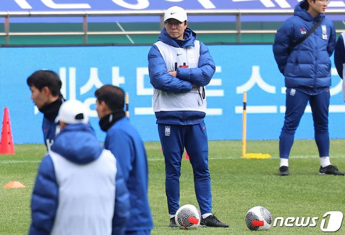 [사진] 선수들 주시하는 황선홍 감독