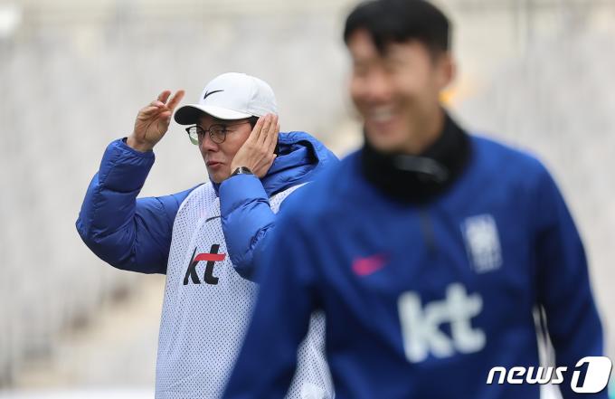 [사진] 선수들 지켜보는 황선홍 감독