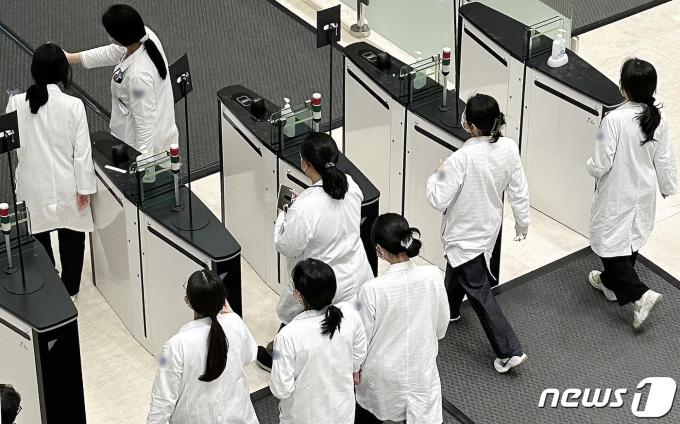 정부가 의대별 정원을 발표한 20일 서울의 한 대학병원에서 의료진이 분주하게 움직이고 있다. 2024.3.20/뉴스1 ⓒ News1 박지혜 기자
