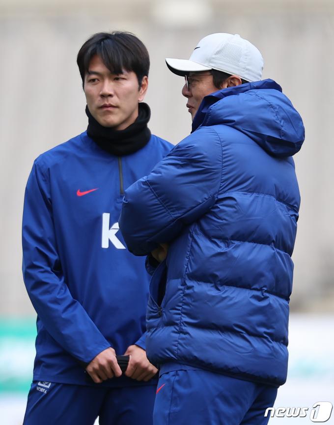[사진] 김영권과 대화 나누는 황선홍 감독
