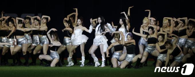 [사진] 에스파, MLB 서울시리즈 1차전 축하공연