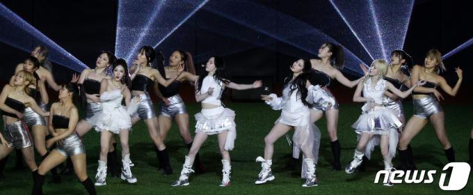 [사진] 서울시리즈 1차전 달구는 에스파의 축하공연
