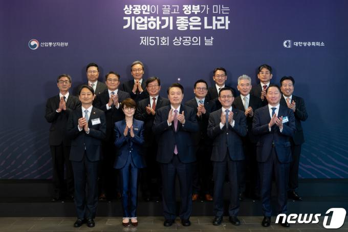[사진] 윤 대통령, 상공의 날 수상자들과 기념 촬영