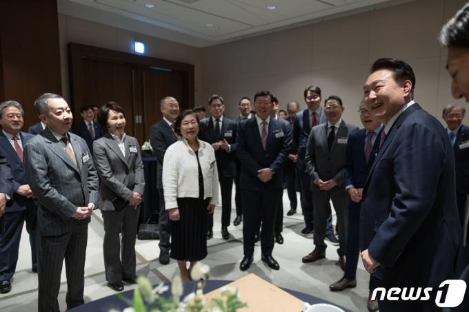 [사진] 상공의 날 환담 나누는 윤 대통령