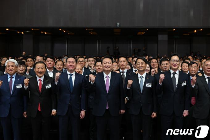 [사진] 윤 대통령 '상공의 날 파이팅'