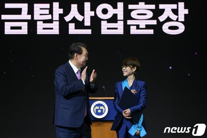 [사진] 윤 대통령, 이영희 삼성전자 사장 금탑산업훈장 수여