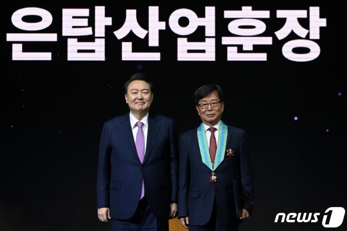 [사진] 윤 대통령, 주종대 고려제강 대표에 은탑산업훈장 수여