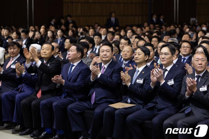 [사진] 기업 총수들과 손뼉치는 윤 대통령