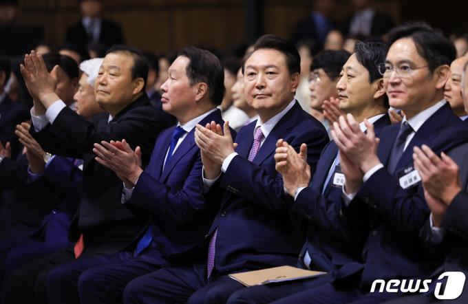 [사진] 최태원·이재용 회장과 손뼉치는 윤 대통령
