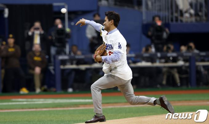 [사진] MLB 서울시리즈 개막전 시구하는 박찬호