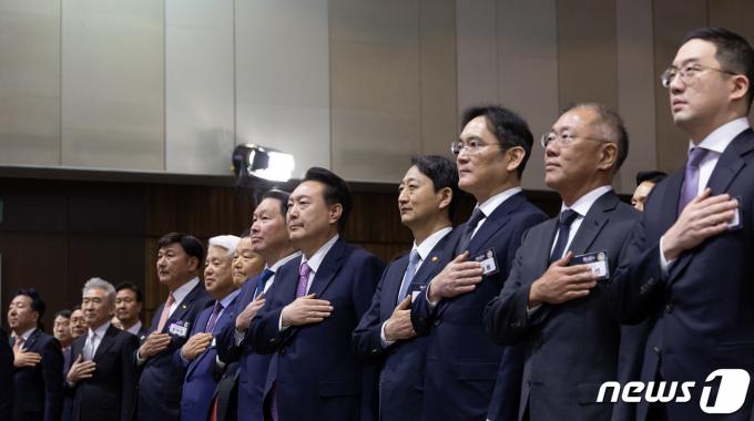 [사진] 기업 총수들과 국기에 대한 경례하는 윤 대통령