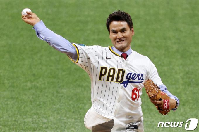 [사진] MLB 서울시리즈 개막전 시구 펼치는 박찬호