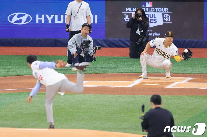 [사진] 박찬호 시구 시포하는 김하성