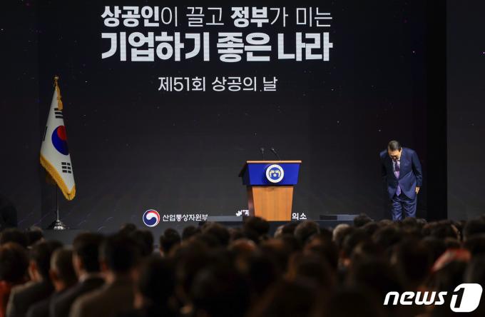 [사진] 인사하는 윤 대통령