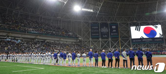 [사진] MLB 서울시리즈 개막, 애국가 연주