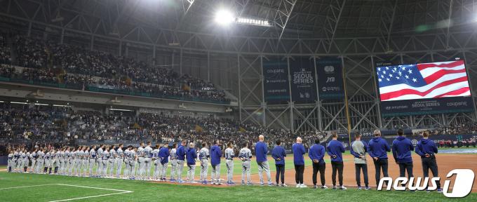 [사진] MLB 서울시리즈 개막, 미국 국가 연주