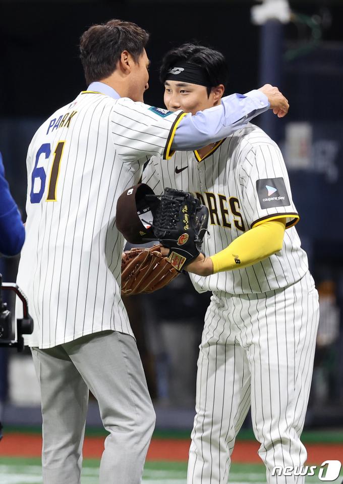 [사진] 포옹하는 박찬호·장하성