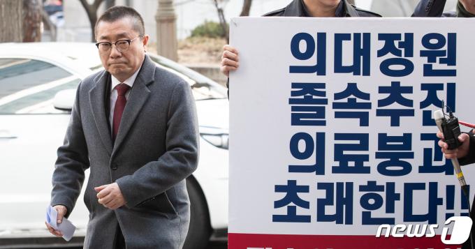 전공의 집단사직 공모 혐의를 받는 박명하 대한의사협회 비상대책위원회 조직강화위원장이 20일 서울경찰청 공공범죄수사대에 출석하고 있다. 2024.3.20/뉴스1 ⓒ News1 유승관 기자