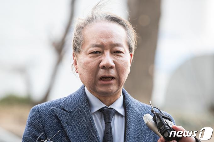 전공의 집단사직을 교사했다는 혐의를 받는 주수호 대한의사협회 비상대책위원회 언론홍보위원장이 20일 서울경찰청 공공범죄수사대에 출석하며 발언하고 있다. 주 위원장은 이날 경찰조사에 출석하며 