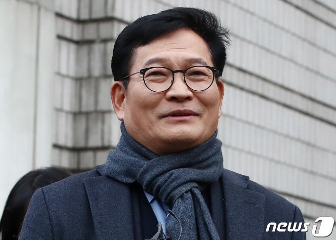 '더불어민주당 전당대회 돈봉투 살포'에 관여한 혐의를 받는 송영길 전 대표가 18일 오후 서울 서초구 서울중앙지방법원에서 열린 구속 전 피의자 심문(영장실질심사)을 마치고 법원을 나서며 취재진 질문에 답하고 있다. 2023.12.18/뉴스1 ⓒ News1 박세연 기자