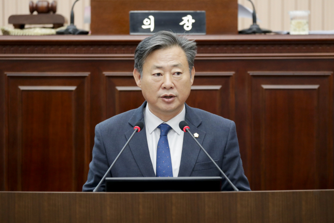 '구리유통종합시장 관리·운영 조례 일부 개정안’을 대표 발의한 신동화 의원.  /사진제공=구리시의회