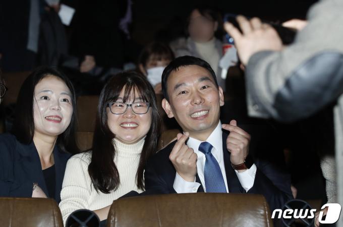 [사진] 김용민 의원, 영화관에서 인기 만점