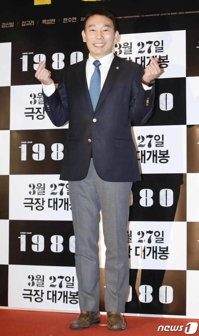 [사진] 하트 하는 김용민 의원
