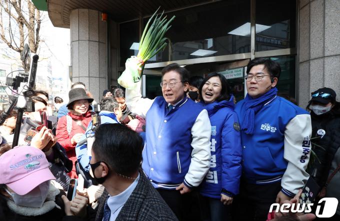 이재명 더불어민주당 대표가 20일 오후 인천 미추홀구 토지금고시장을 방문, 대파 한 단을 들고 발언하고 있다 (공동취재) 2024.3.20/뉴스1 ⓒ News1 임세영 기자