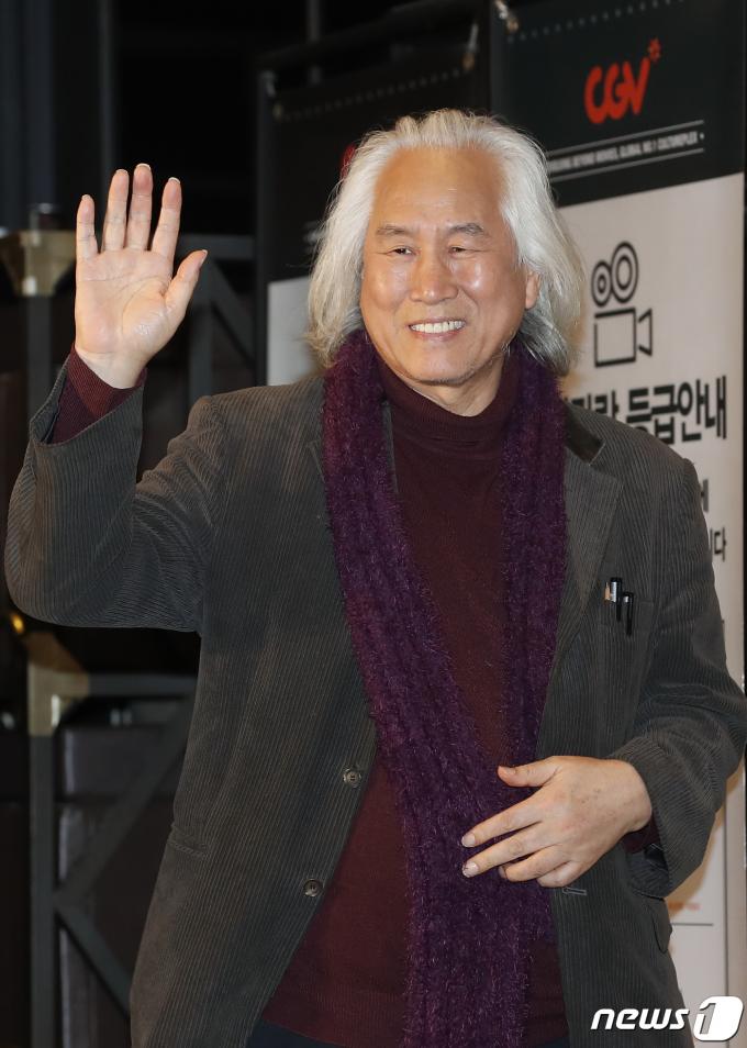 [사진] 영화관 찾은 박재동 화백