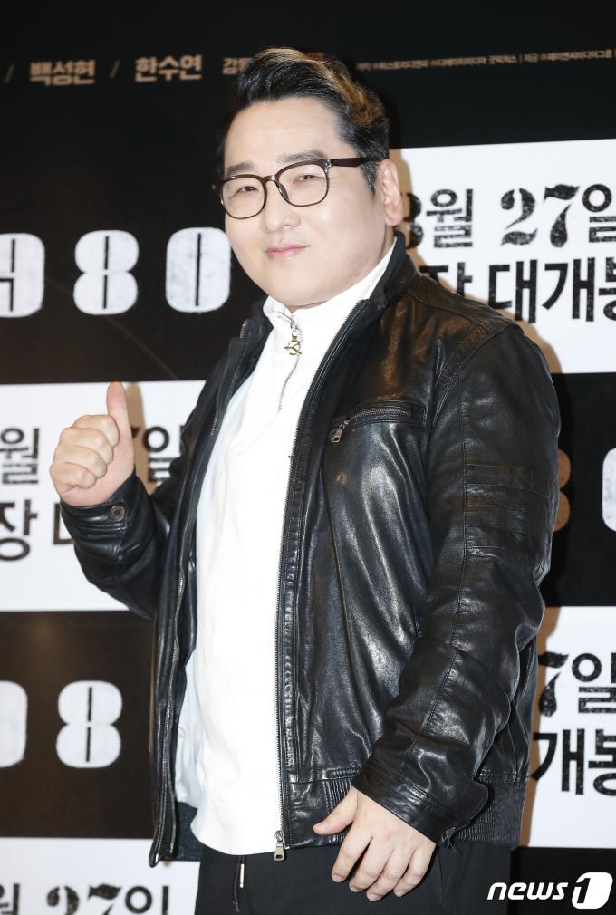 [사진] 윤일상, 영화 '1980' 엄지척