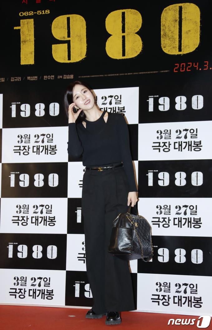 [사진] 함은정, 블랙의 우아함