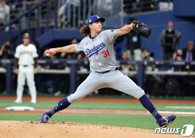 20일 서울 고척스카이돔에서 열린 2024년 미국프로야구 메이저리그(MLB) 정규시즌 개막전 로스앤젤레스 다저스와 샌디에이고 파드리스의 경기. 1회 말 로스앤젤레스 다저스의 선발 투수 타일러 글래스노우가 역투하고 있다. 2024.3.20/뉴스1 ⓒ News1 박정호 기자