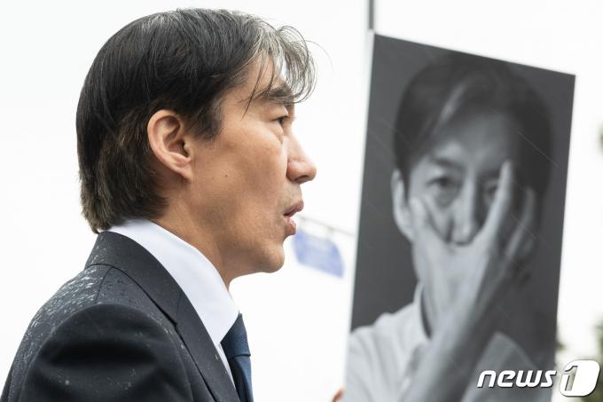 조국 조국혁신당 대표가 19일 용산 대통령실 앞에서 기자회견을 열고 윤석열 대통령이 '민생토론회'를 빙자해 관권선거운동을 하고 있다며 주장하며 중단을 촉구하고 있다. 2024.3.19/뉴스1 ⓒ News1 유승관 기자