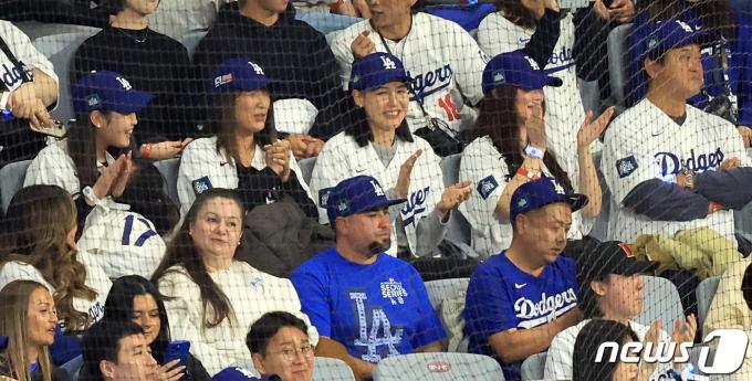 20일 서울 구로구 고척스카이돔에서 열린 2024 미국 메이저리그(MLB) 월드투어 서울시리즈 개막전 샌디에이고 파드리스와 로스엔젤레스(LA) 다저스의 경기에서 다저스 오타니의 부인 다나카 마미코를 비롯한 가족들이 응원을 펼치고 있다. 2024.3.20/뉴스1 ⓒ News1 김진환 기자