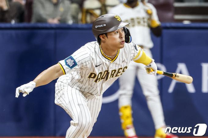 20일 서울 구로구 고척스카이돔에서 열린 2024 미국 메이저리그(MLB) 월드투어 서울시리즈 개막전 샌디에이고 파드리스와 로스엔젤레스(LA) 다저스의 경기에서 파드리스 김하성이 2회말 1사 주자 없는 상황 우익수 플라이 아웃 타구를 날리고 있다. (공동취재) 2024.3.20/뉴스1 ⓒ News1 박정호 기자