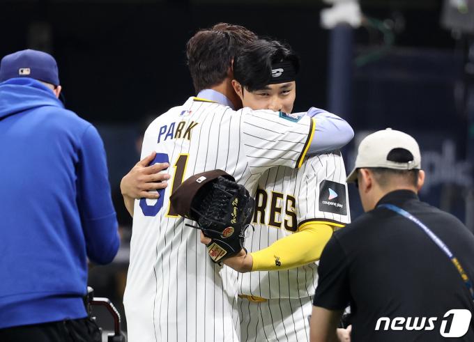 20일 서울 고척스카이돔에서 열린 2024년 미국프로야구 메이저리그(MLB) 정규시즌 개막전 로스앤젤레스 다저스와 샌디에이고 파드리스의 경기에서 시구자로 나선 박찬호가 김하성과 포옹하고 있다. 2024.3.20/뉴스1 ⓒ News1 박정호 기자