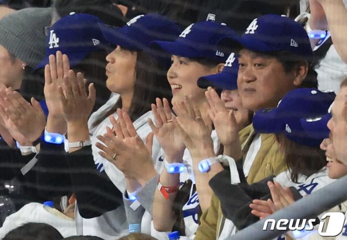 [사진] 다나카 마미코, 남편 오타니 적시타에 미소 활짝