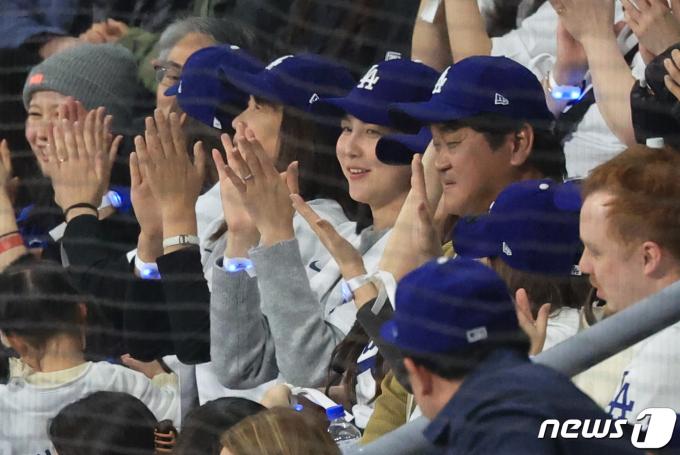 [사진] '오타니 와이프' 다나카 마미코, 우리 남편 최고야!