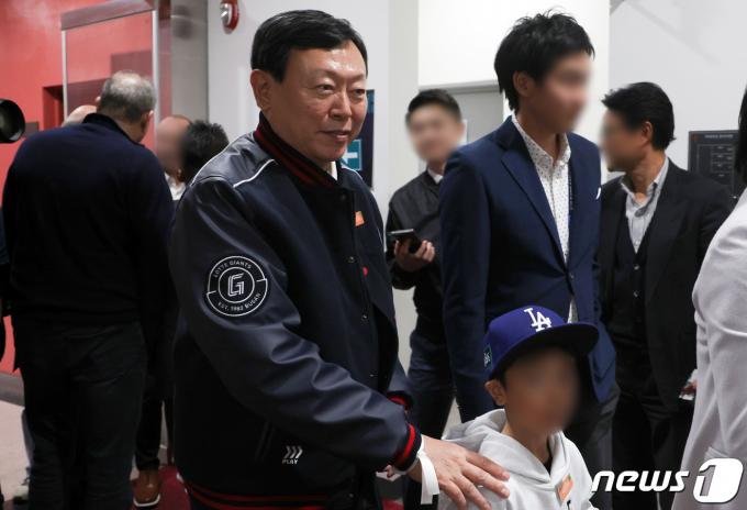 [사진] 고척스카이돔 찾은 신동빈 회장