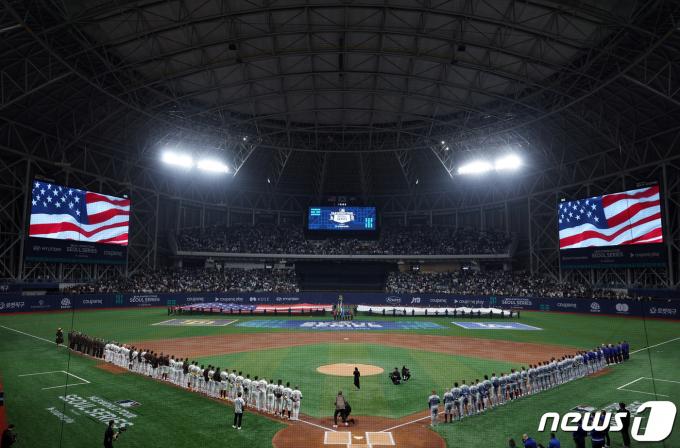 20일 서울 구로구 고척스카이돔에서 열린 2024 미국 메이저리그(MLB) 월드투어 서울시리즈 개막전 샌디에이고 파드리스와 로스엔젤레스(LA) 다저스의 경기에서 미국 국가가 울려퍼지고 있다. 2024.3.20/뉴스1 ⓒ News1 박정호 기자