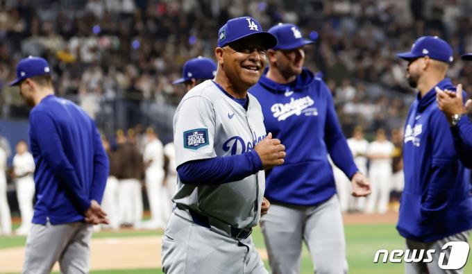 20일 서울 고척스카이돔에서 열린 미국프로야구(MLB) 공식 개막전 LA 다저스 vs 샌디에이고 파드리스 1차전 경기, LA 다저스 데이브 로버츠 감독이 경기장으로 입장하고 있다. ⓒ News1 박정호 기자