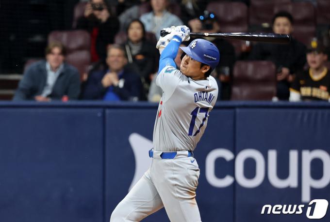 20일 서울 구로구 고척스카이돔에서 열린 2024 미국 메이저리그(MLB) 월드투어 서울시리즈 개막전 샌디에이고 파드리스와 로스엔젤레스(LA) 다저스의 경기 8회초 1사 주자 1,2루 상황 다저스 오타니가 1타점 적시타를 날리고 있다. (공동취재) 2024.3.20/뉴스1 ⓒ News1 김진환 기자