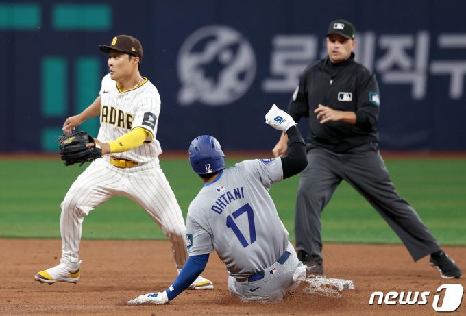 20일 서울 고척스카이돔에서 열린 미국프로야구(MLB) 공식 개막전 LA 다저스 vs 샌디에이고 파드리스 1차전 경기, 3회초 2사 때 1루주자 LA 오타니 쇼헤이가 2루 도루를 성공시키고 있다. (공동취재) 2024.3.20/뉴스1 ⓒ News1 김진환 기자
