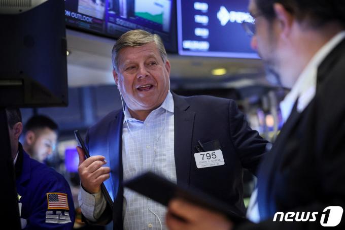 미소 짓고 있는 NYSE 트레이더.  ⓒ 로이터=뉴스1