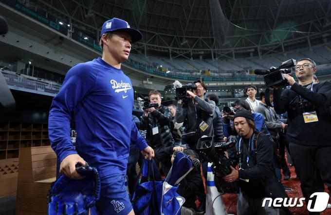 LA 다저스 야마모토 요시노부가 미국프로야구(MLB) 공식 개막시리즈를 하루 앞둔 19일 오전 서울 고척스카이돔에서 훈련을 위해 그라운드로 나서고 있다. 2024.3.19/뉴스1 ⓒ News1 박정호 기자